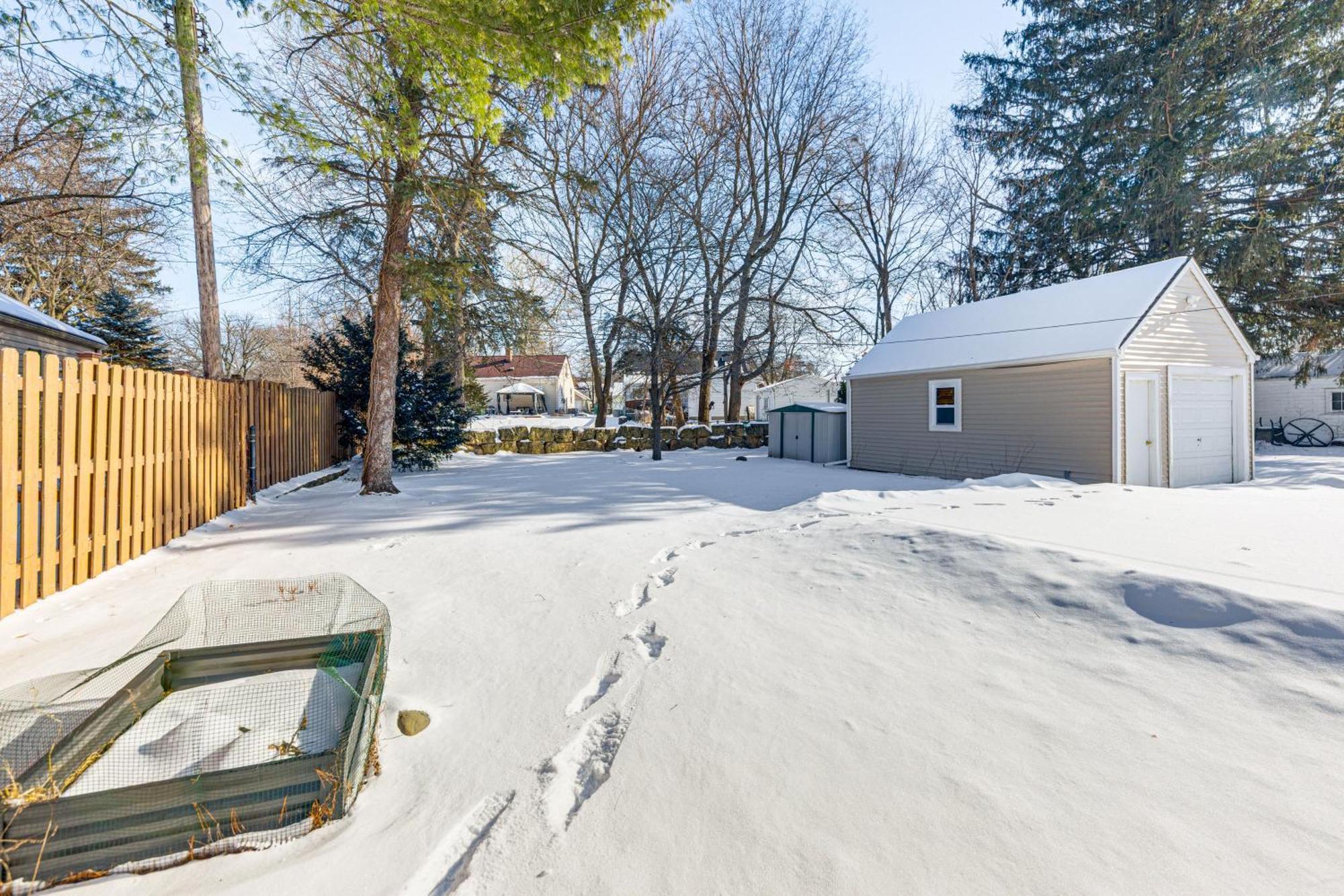 3 Mi To Hospitals Inviting Rockford Home With Yard! 外观 照片