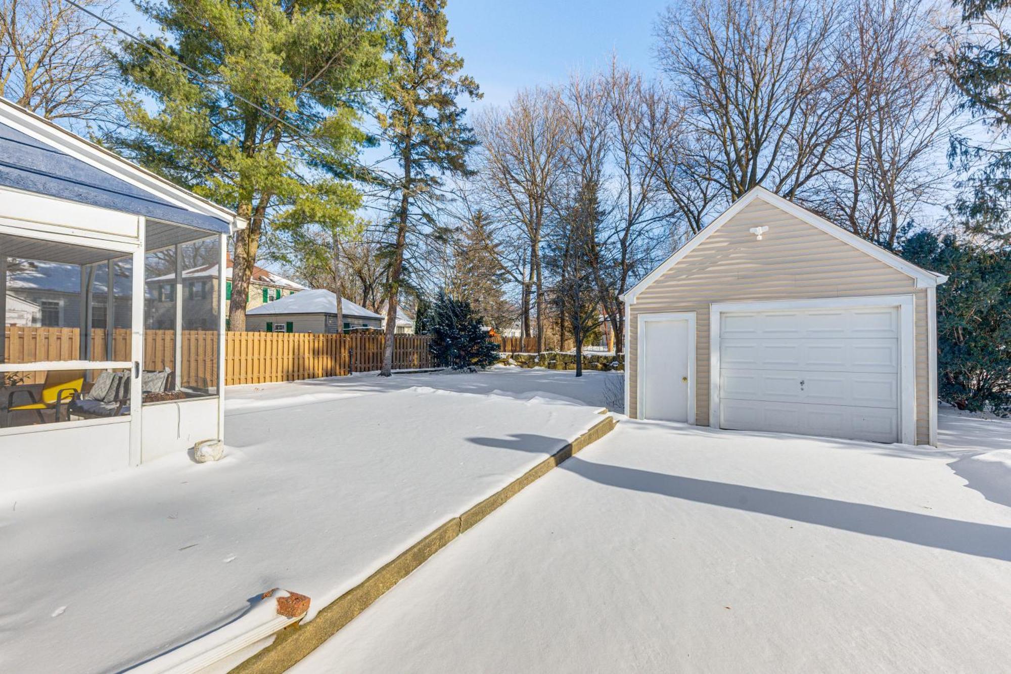 3 Mi To Hospitals Inviting Rockford Home With Yard! 外观 照片